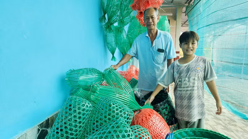 Các sản phẩm do ông Lẹ đan thành từ dây nhựa buộc gạch.