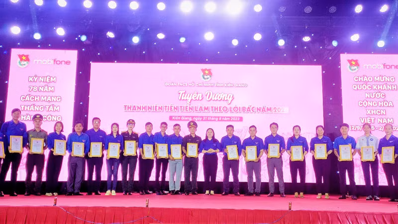 Tỉnh đoàn Kiên Giang tuyên dương các tập thể và cá nhân có thành tích xuất sắc trong học tập và làm theo lời Bác trên các lĩnh vực của đoàn năm 2023.