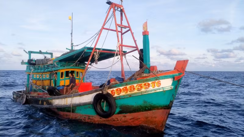 Một trong 3 tàu của ngư dân bị tấn công, bị cháy nhẹ. (Ảnh: Ngư dân cung cấp)
