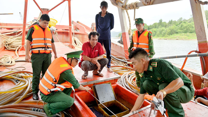 Cán bộ biên phòng tiến hành đo số lượng đầu trên tàu KG-94337-TS. (Ảnh: Bộ đội Biên phòng Kiên Giang cung cấp)