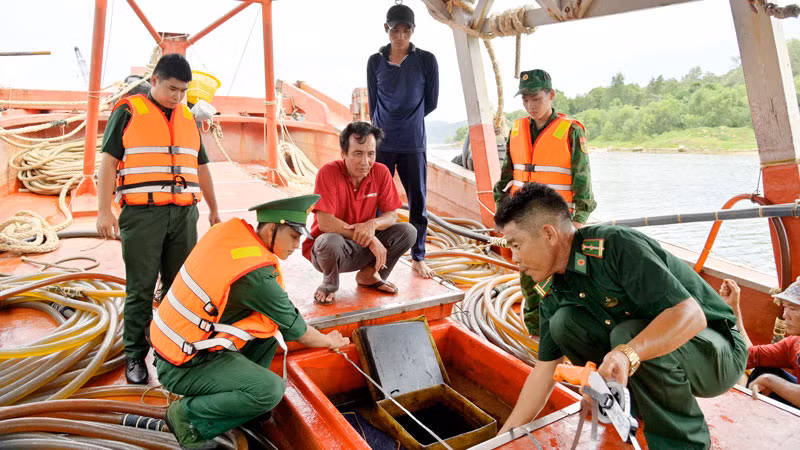 Cán bộ biên phòng tiến hành đo số lượng đầu trên tàu KG-94337-TS. (Ảnh: Bộ đội Biên phòng Kiên Giang cung cấp)