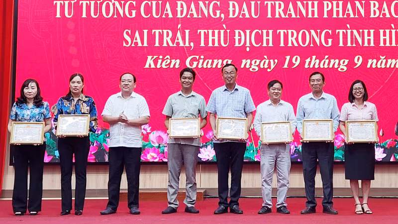 Trưởng Ban Tuyên giáo Tỉnh ủy Kiên Giang Nguyễn Thanh Phong (thứ ba, từ trái qua) trao giấy khen của Ban Chỉ đạo thực hiện Nghị quyết số 35-NQ/TW tỉnh cho tập thể, cá nhân có thành tích xuất sắc trong thực hiện Nghị quyết số 35-NQ/TW, giai đoạn 2018-2023.
