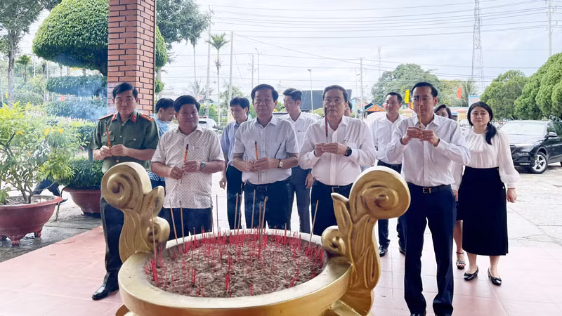 Phó Chủ tịch Thường trực Quốc hội Trần Thanh Mẫn thắp hương tại Khu di tích Trại giam tù binh Cộng sản Việt Nam-Phú Quốc.