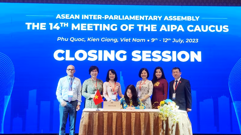 Nghị viện thành viên AIPA ký Báo cáo của Hội nghị Nhóm tư vấn AIPA lần thứ 14.