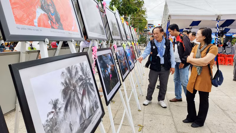 Đại biểu tham quan trưng bày triển lãm ảnh.