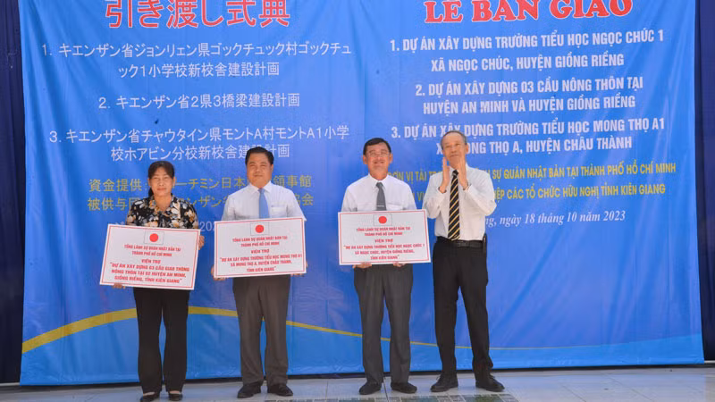 Ông Ono Masuo (bìa phải), Tổng Lãnh sự Nhật Bản tại Thành phố Hồ Chí Minh bàn giao 3 dự án thuộc chương trình viện trợ không hoàn lại cấp cơ sở của Chính phủ Nhật Bản cho các địa phương.