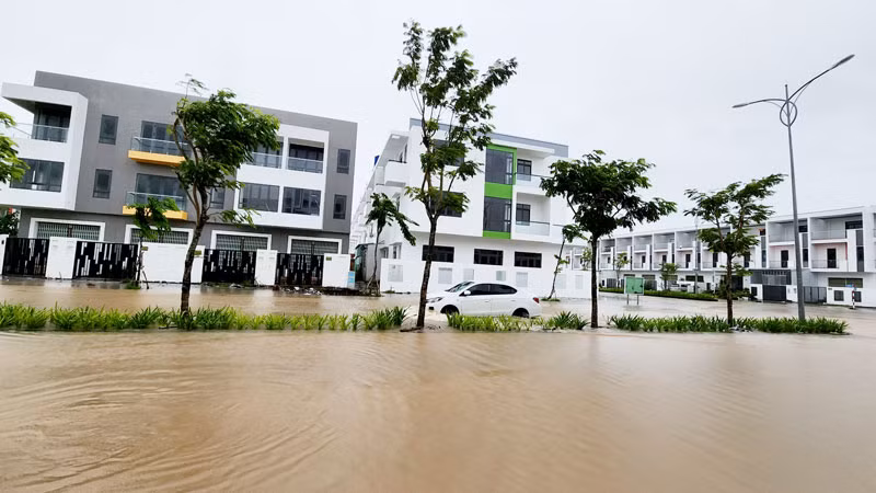 Mưa lớn kéo dài gây ngập nhiều tuyến đường ở thành phố Rạch Giá, tỉnh Kiên Giang sáng 2/9.