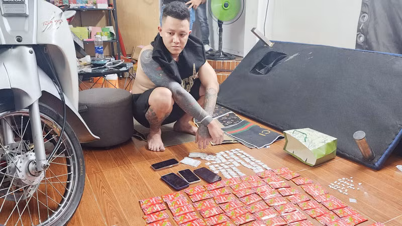 Đối tượng Phạm Quang Hạ cùng tang vật. 