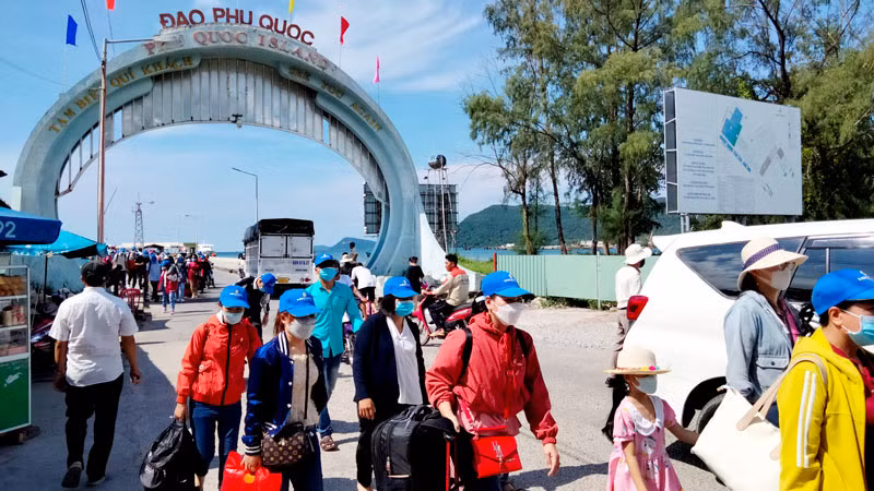 Du khách đến thành phố Phú Quốc.