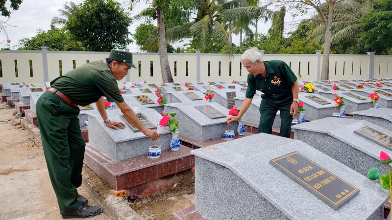Cựu chiến binh thắp hương cho đồng đội liệt sĩ.