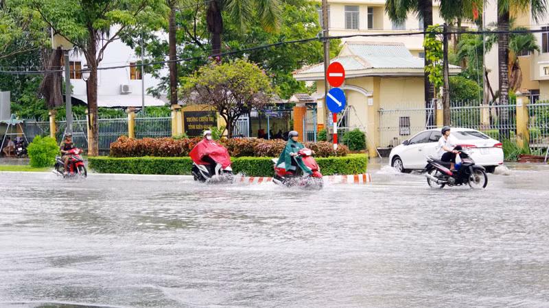 Nhiều tuyến lộ trong nội ô thành phố Rạch Giá, tỉnh Kiên Giang bị ngập cục bộ. 