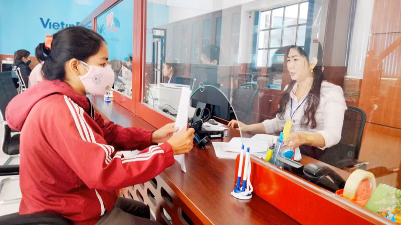 Công chức Trung tâm Phục vụ hành chính công tỉnh Kiên Giang giải quyết thủ tục hành chính cho dân.