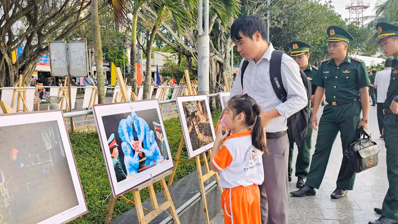 Người dân xem triển lãm ảnh. 