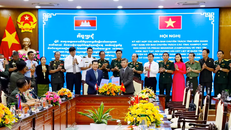 Ban Chuyên trách tỉnh Kiên Giang ký kết hợp tác tìm kiếm, quy tập, hồi hương hài cốt liệt sĩ quân tình nguyện và chuyên gia Việt Nam hy sinh trong các thời kỳ chiến tranh tại Campuchia, giai đoạn XXIII (mùa khô 2023-2024) với Ban Chuyên trách tỉnh Preah Sihanouk, Vương quốc Campuchia.