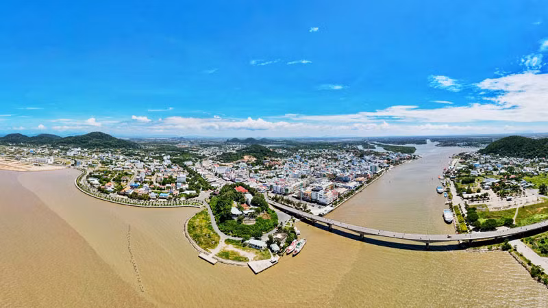 Thành phố Hà Tiên nhìn từ trên cao. Thành phố Hà Tiên nhìn từ trên cao.