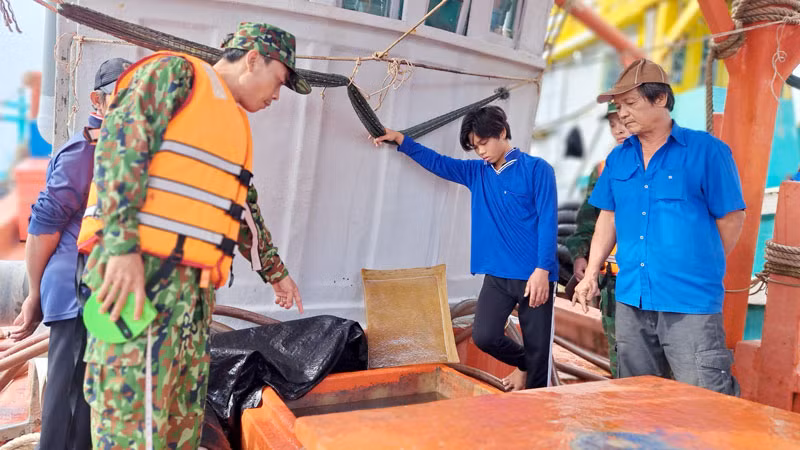 Bộ đội Biên phòng Kiên Giang kiểm tra tàu vận chuyển dầu không rõ nguồn gốc. (Ảnh: Bộ đội Biên phòng Kiên Giang cung cấp)