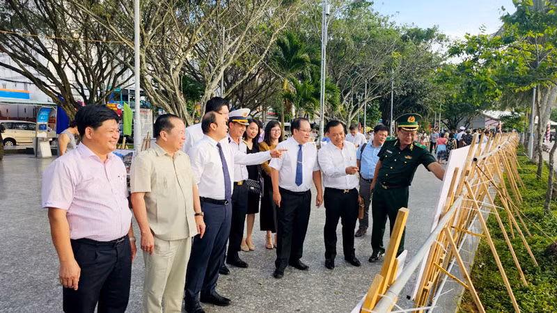 Đại biểu xem triển lãm ảnh.