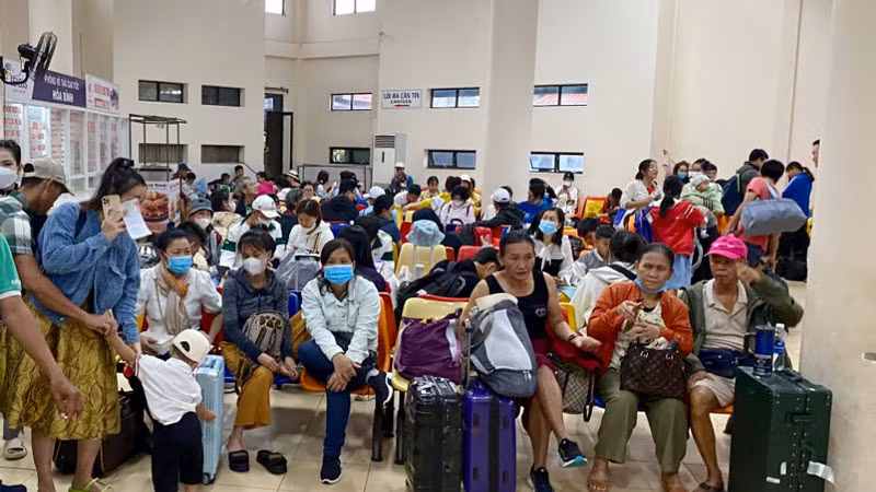 Nhiều hành khách đi vào trong đất liền cũng bị mắc kẹt ở thành phố Rạch Giá do tàu, phà chưa hoạt động trở lại. (Ảnh chụp ngày 2/9).