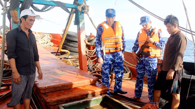 Lực lượng Bộ Tư lệnh Vùng Cảnh sát biển 4 kiểm tra tàu vận chuyển dầu trái phép.