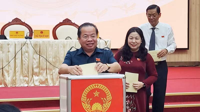 Đại biểu Hội đồng nhân dân tỉnh Kiên Giang thực hiện việc bỏ phiếu tín nhiệm. 