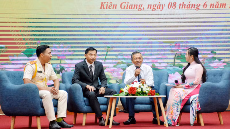 Các điển hình tiên tiến tiêu biểu chia sẻ những câu chuyện nghề, những công việc tốt, lan tỏa tinh thần thi đua yêu nước trong xã hội.