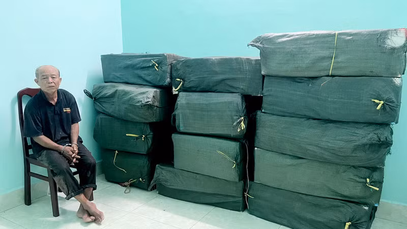 Đối tượng Tạ Văn Pói và tang vật.