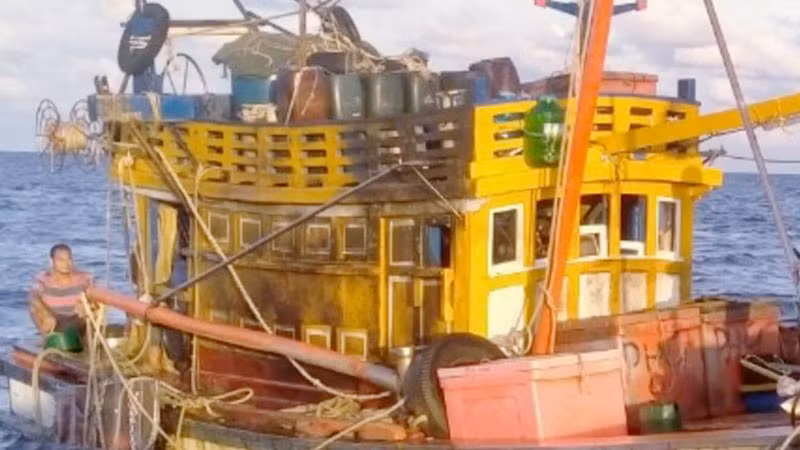 Tàu của ngư dân Kiên Giang bị tấn công bằng bom xăng. (Ảnh: Ngư dân cung cấp)