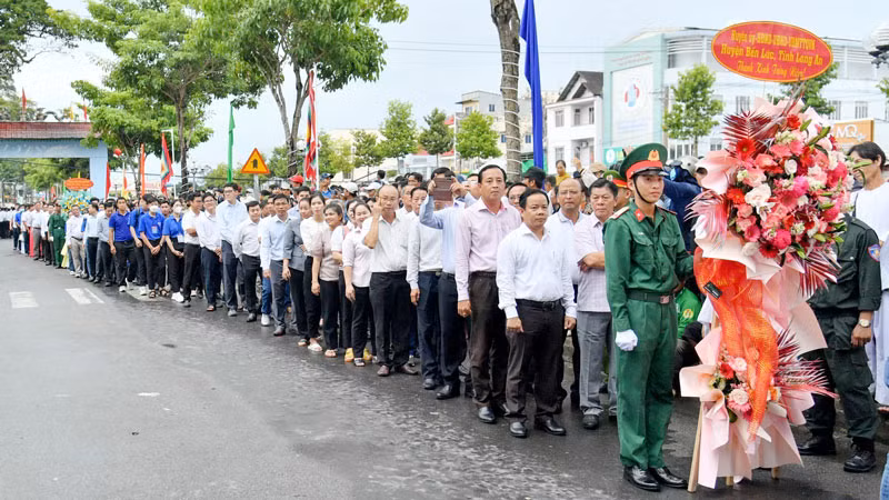 Các đoàn đại biểu xếp hàng vào thắp hương tại Di tích lịch sử văn hóa mộ và đình Nguyễn Trung Trực, chiều 10/10.