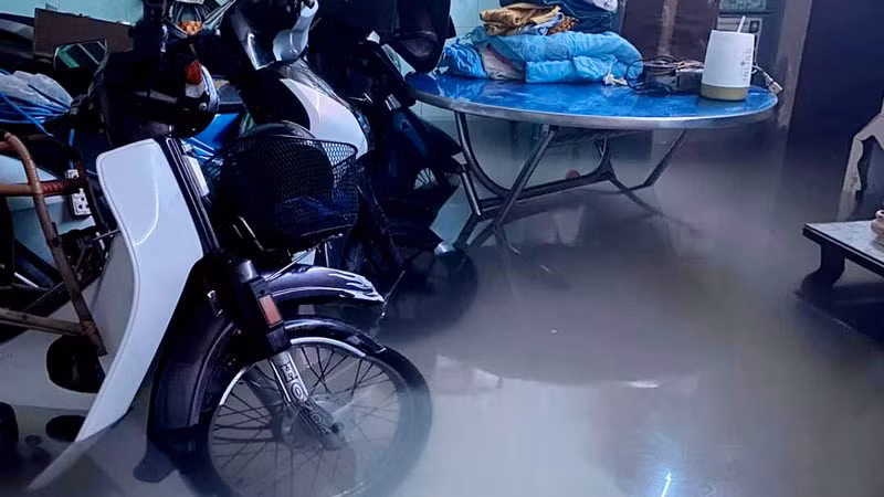 Nước tràn vào nhà, ngập gần cả bánh xe của hộ dân ở thành phố Rạch Giá.