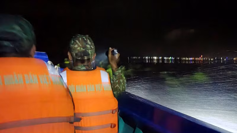 Đồn Biên phòng Tây Yên tổ chức tìm kiếm người bị nạn rạng sáng 2/7. (Ảnh: TIẾN VINH)