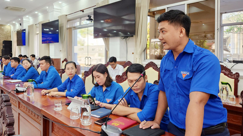 Đại diện thanh niên phát biểu tại buổi đối thoại. 