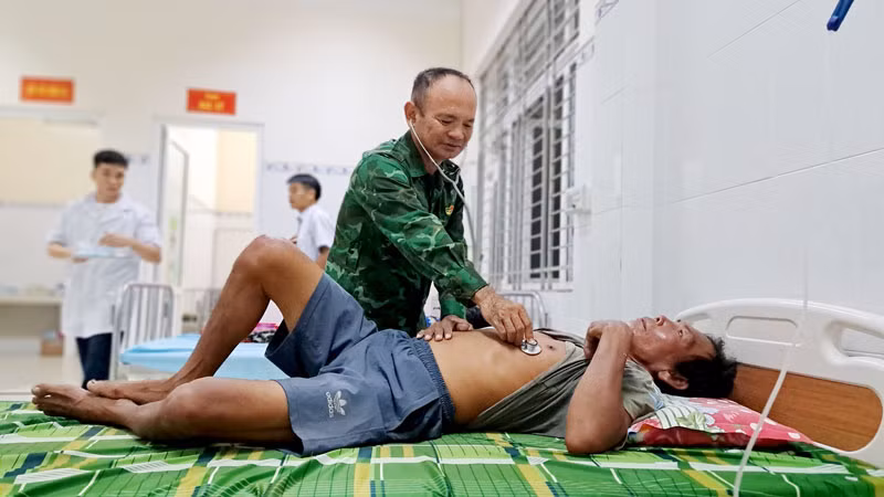 Quân y Đồn Biên phòng cửa khẩu cảng An Thới chăm sóc cho các ngư dân bị nạn.