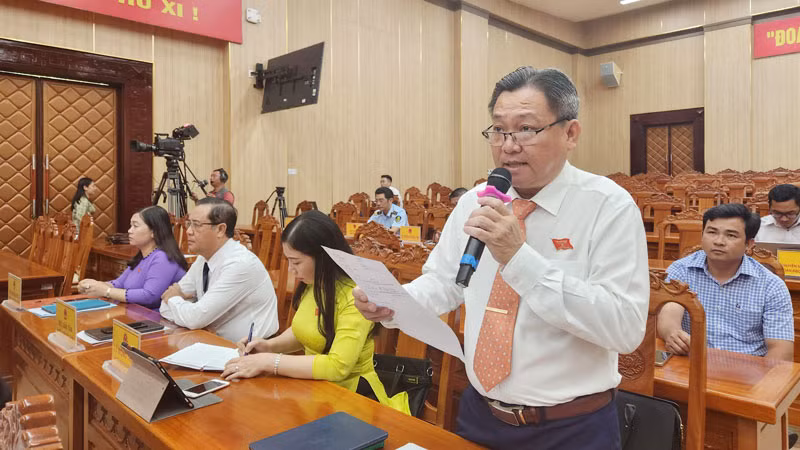 Đại biểu Hội đồng nhân dân tỉnh Kiên Giang chất vấn tại kỳ họp.