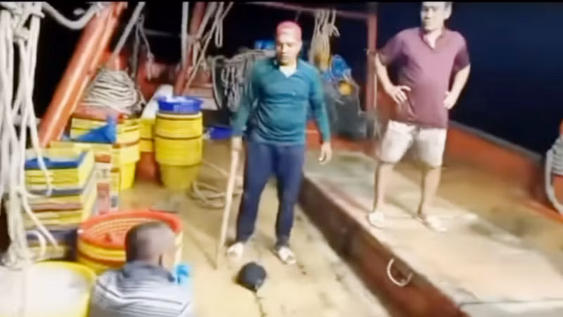 Thanh niên dùng cây gỗ đội nón màu cam đánh người trên tàu. (Ảnh cắt từ clip). 