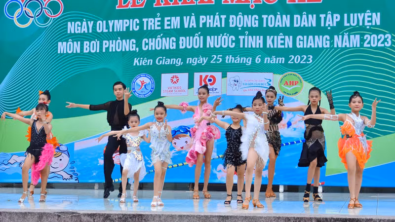 Tiết mục múa danceport chào mừng khai mạc hè.