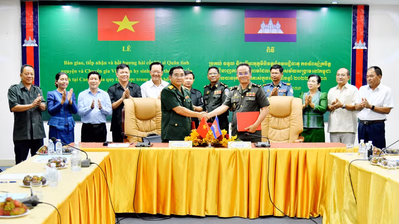 Đại diện Ban Chuyên trách tỉnh Kiên Giang và Ban Chuyên trách tỉnh Kampot (Vương quốc Campuchia) ký biên bản bàn giao hài cốt liệt sĩ. 