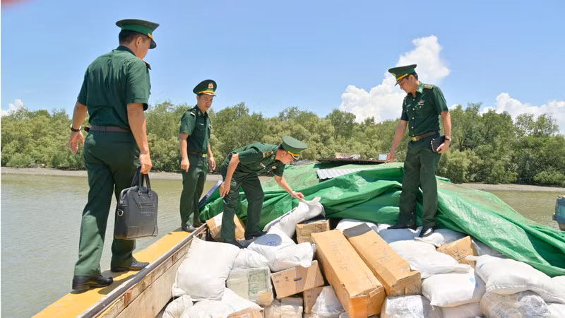 Lãnh đạo Bộ Chỉ huy Bộ đội Biên phòng Kiên Giang trực tiếp kiểm tra tàu chở nhiều hàng hóa không rõ nguồn gốc. (Ảnh: TIẾN VINH)