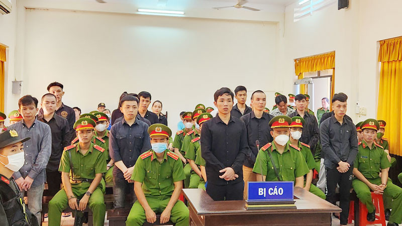 Các bị cáo trong vụ án chế tạo, tàng trữ, mua bán, vận chuyển trái phép vũ khí quân dụng tại phiên tòa.