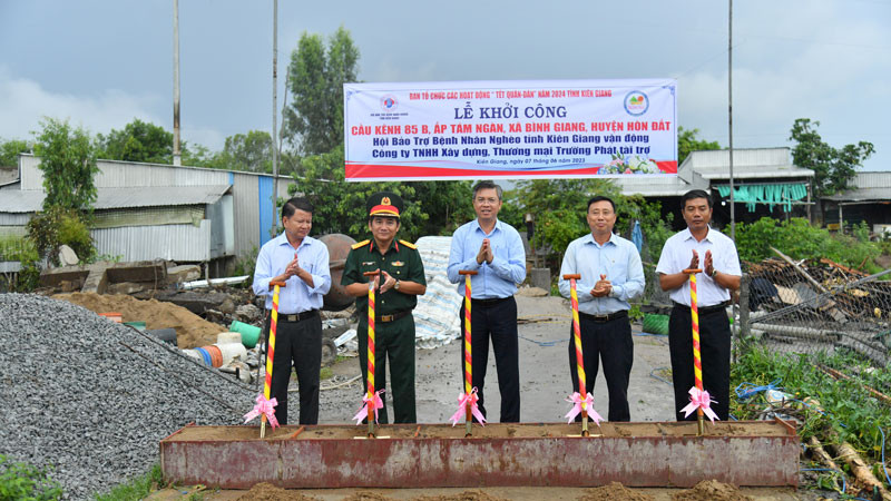 Nghi thức khởi công cầu Kênh 85B ở ấp Tám Ngàn, xã Bình Giang, huyện Hòn Đất.