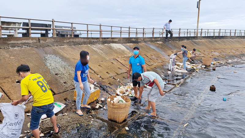 Lực lượng cán bộ, đảng viên và nhân dân tham gia thu gom rác ở thành phố Phú Quốc.