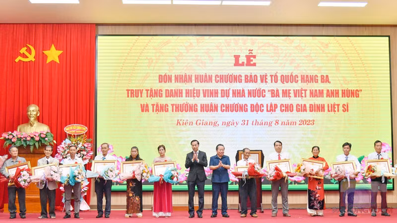 Lãnh đạo tỉnh Kiên Giang thừa ủy quyền của Chủ tịch nước trao cho thân nhân 13 Mẹ được Nhà nước truy tặng danh hiệu cao quý “Bà Mẹ Việt Nam Anh hùng”.