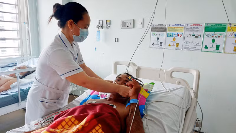 1 trong 2 ngư dân qua cơn nguy kịch do nhậu với cá nóc. 