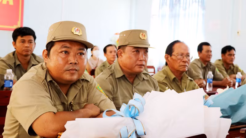 Ông Cao Thế Nhiên và ông Phạm Hoài Ân tại buổi khen thưởng.