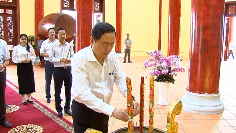 Phó Chủ tịch Thường trực Quốc hội Trần Thanh Mẫn thắp hương tại Nghĩa trang liệt sĩ thành phố Phú Quốc.