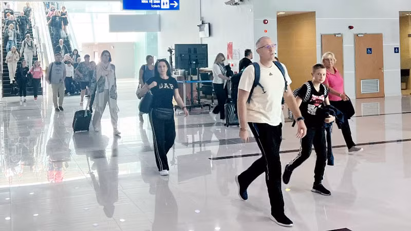 Du khách Cộng hòa Séc xuống sân bay quốc tế Phú Quốc.