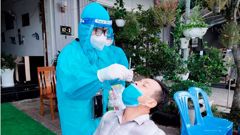Nhân viên y tế tổ chức xét nghiệm Covid-19 cho người dân trên địa bàn tỉnh Kiên Giang.