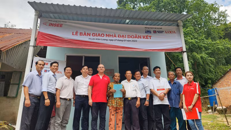 Bàn giao cho bà Thị Tinh (72 tuổi), ngụ ấp Rạch Đùng, xã Bình Trị, huyện Kiên Lương, tỉnh Kiên Giang.