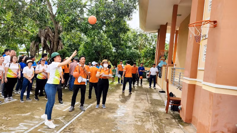 Các vận động viên thi ném bóng vào rổ.