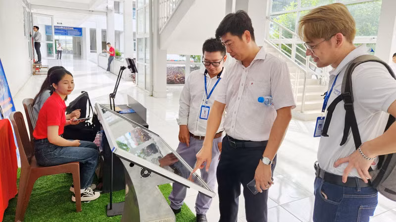 Đại biểu trải nghiệm mô hình ứng dụng công nghệ thông tin trong tìm kiếm thông tin về du lịch.