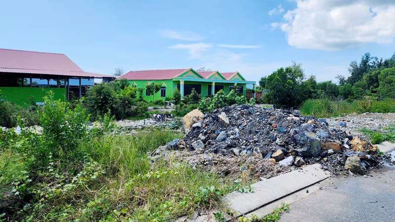 Các căn nhà ông Lý Thanh Giàu xây dựng trên phần đất bao chiếm của ông Trần Quốc Tuấn và bà Nguyễn Thị Mỹ Lệ. 